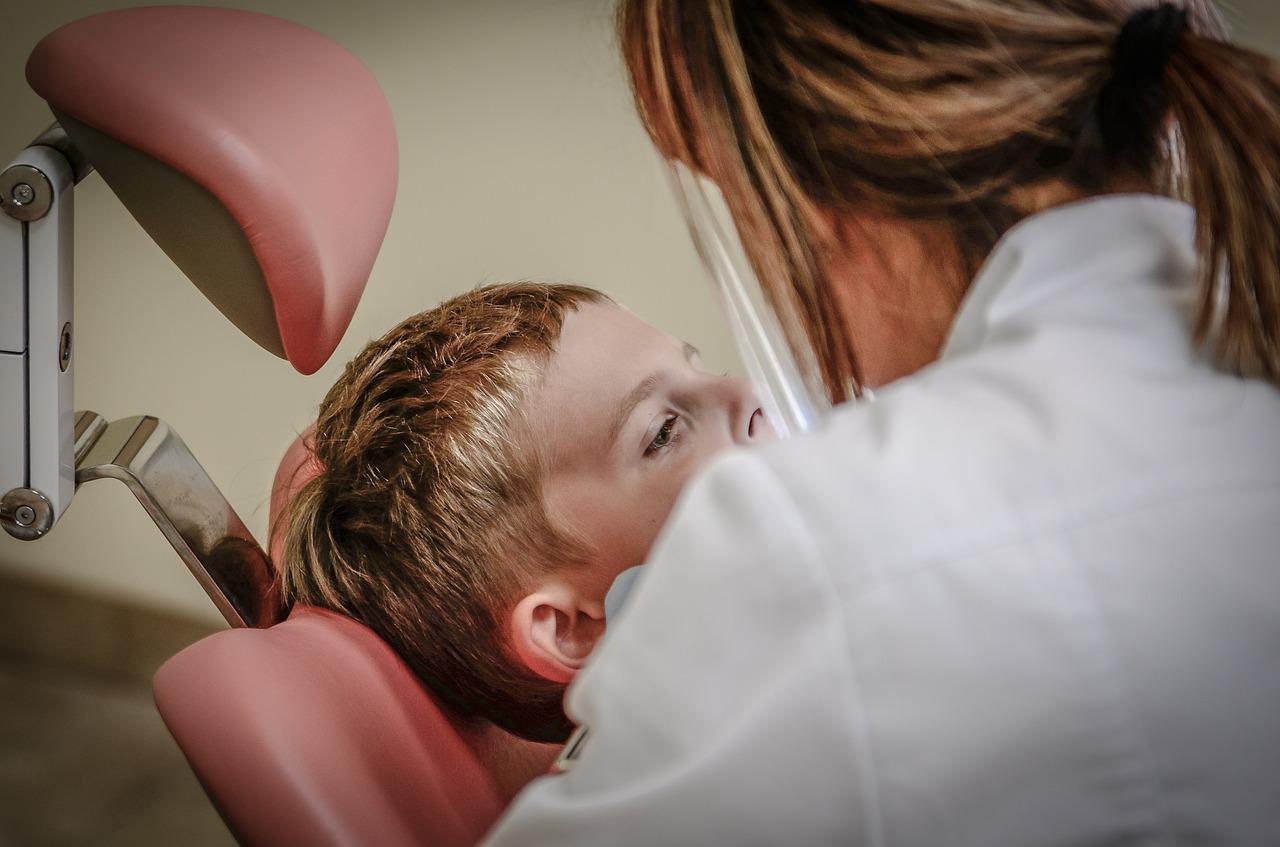 Kiedy zabrać dziecko po raz pierwszy do stomatologa?